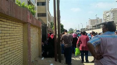 أولياء الأمور يرددون الأدعية الدينية لمؤازرة أبنائهم بالقليوبية