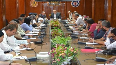 محافظ السويس يجتمع مع اجهزتة التنفيـذية استعدادا لأستقبال عيد الفطر المبارك