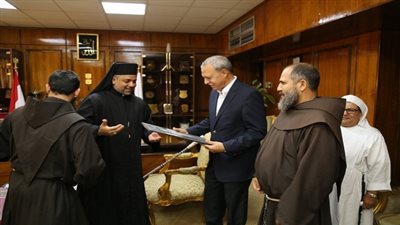 محافظ قنا يستقبل وفد قبطي للتهنئة بعيد الفطر المبارك