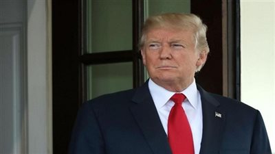 ترامب يطلع نظيره الكوري على سيارته 