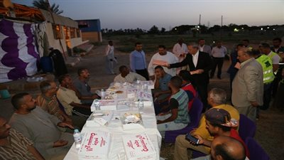 محافظ قنا يشارك في حفل الإفطار الجماعي للعاملين بمشروعات الامن الغذائي