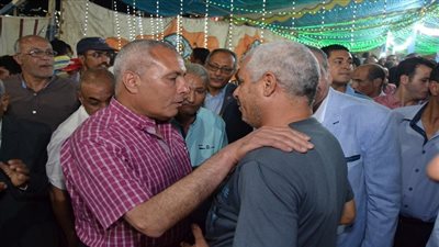 محافظ السويس يشارك عمال النظافة وجبة السحور ويرفع يوميتهم 10 جنيهات