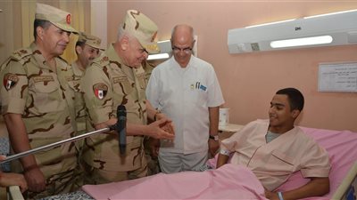 رئيس أركان الجيش يزور المصابين بالمستشفيات العسكرية