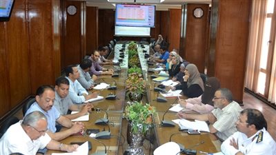 محافظ السويس يعقد اجتماعا بمسئولي المواقف لمناقشة اعمال تطوير المواقف