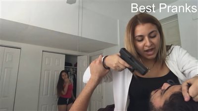 سيدة تلقن زوجها 