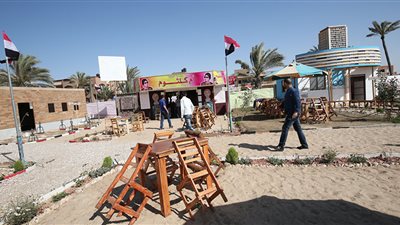 فلسطيني يحول قنابل الغاز الإسرائيلية إلى قطع فنية.. ماذا فعل؟