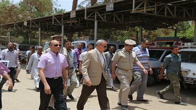 محافظ قنا يتابع تطبيق تسعيرة الأجرة بمواقف قفط وقوص ونقادة