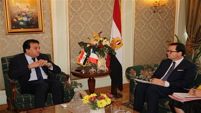 وزير التعليم العالي يبحث مع السفير الفرنسي سبل تطوير الجامعة الأهلية الفرنسية فى مصر