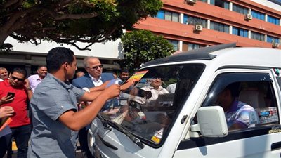 محافظ القليوبية يتابع تعريفة الركوب الجديدة بسرفيس مدينة بنها 