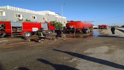 بالصور.. السيطرة على حريق بمصنع بلاستيك بالعبور