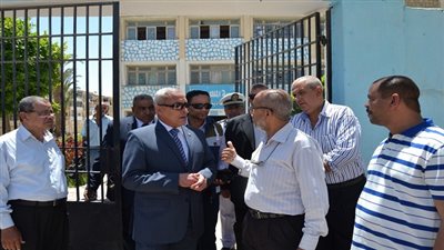 بالصور.. محافظ السويس يتفقد لجان امتحانات الثانوية العامة