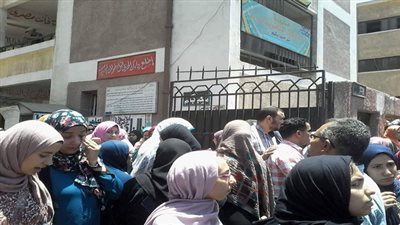 بالصور.. طلاب الثانوية بالقليوبية: إمتحان الفيزياء 