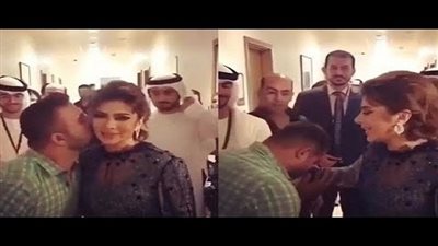 شاهد| قبلات وأحضان من معجب لأصالة: 