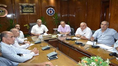 محافظ السويس يناقش اجهزته التنفيذية باقامة حدائق للاطفال