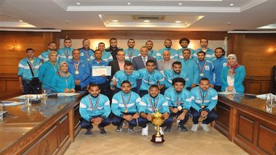 محافظ الجيزة يكرم فريق الصم وجهازه الفنى والإدارى لحصوله على المركز الأول فى دورى مراكز الشباب  