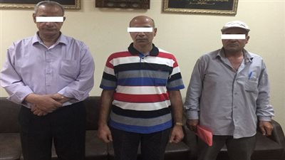 ضبط ثلاثة من مسئولى بالشرقية لقيامهم بالتواطؤ مع بعض المواطنين وإصدار رخص بناء 