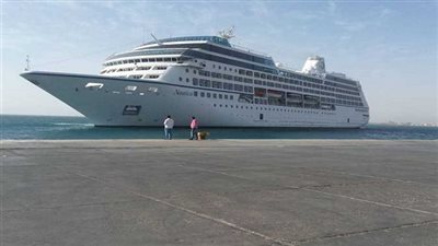 وصول وسفر 1200 راكب بميناء سفاجا