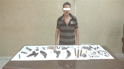 ضبط حداد لإدارته ورشة تصنيع أسلحة نارية داخل مسكنه 