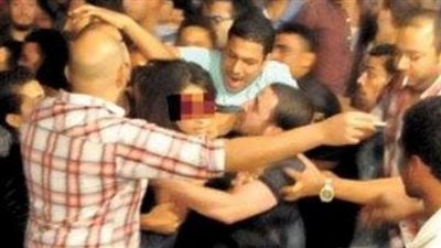 شاهد| شاب يتحرش بطفلة في الشارع.. ماذا فعل؟