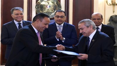 ​رئيس الوزراء يشهد توقيع عقد تصنيع وتوريد ١٤٠ عربة سكة حديد لنقل البضائع 