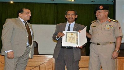 فكرى يحصل على دورة ادارة الازمات من كلية الدفاع الوطنى