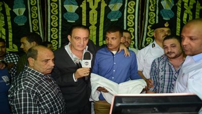 الليلة..  طارق علام يتلقى واجب العزاء داخل إحدى السرادقات في منطقة الجيزة