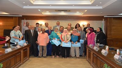 محافظ الجيزة يكرم 33 موظفاً من المحالين لسن المعاش