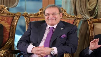  بالصور.. د. حسن راتب يُهدى قلادة جامعة سيناء الى وزير الرى والموارد المائية 