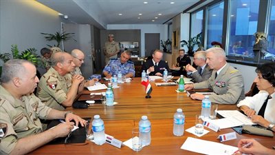 وزير الدفاع والإنتاج الحربى يعود إلى القاهرة بعد زيارة رسمية لفرنسا 