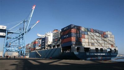 وصول وسفر 2288 راكب و تداول 298 شاحنة بميناء سفاجا