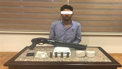 ضبط شخص وبحوزته سلاح نارى وذخائر و500 جرام هيروين