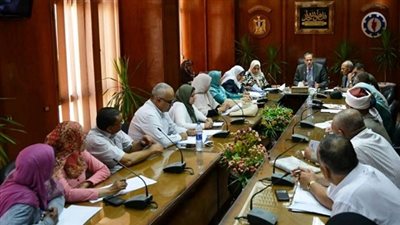 العليا بالسويس تناقش دعم وزيادة عدد فصول محو الامية بالمحافظة