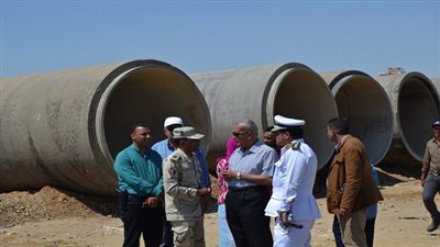 بالصور.. محافظ السويس يتفقد مشروعات الصرف الصحي بالاحياء
