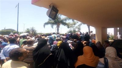 العشرات من اهالى السويس ينظمون وقفة احتجاجية امام المحافظة  للمطالبة بوحداتهم السكنية