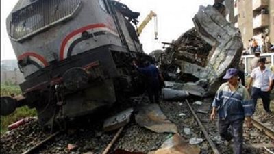 انقلاب قطار الصعيد في مصر.. والحماية المدنية تدفع بفرق الإنقاذ