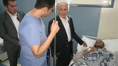 وزير الإنتاج الحربى يزور مصابى حادث إنفجار مخزن البتروكيماويات