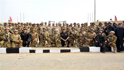 الفريق محمد فريد يتفقد الإستعداد القتالى لإحدى وحدات القوات الخاصة ويشاركهم تنفيذ الأنشطة التدريبية