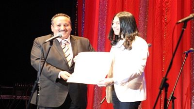 ‎عقب تكريمه بالأوبرا‫..‬ طلاب الفنان د‫.‬عماد حمدى‫:‬ سعادتنا كبيرة ونتعلم منه الفن الراقى ويمنحنا فرصا كبيرة للنجاح