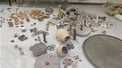 ضبط 80 قطعة أثرية عثر عليها منقبون أسفل منزل قديم بالإسكندرية