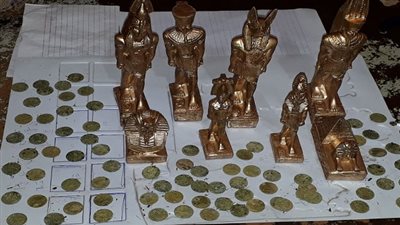 ضبط ثلاثة أشخاص بحوزتهم 8 تماثيل و78 قطعة لعملات معدنية يشتبه أثريتهم