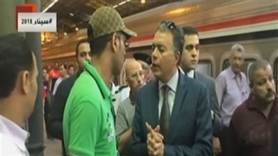 شاهد| وزير النقل في جولة مفاجئة لمحطة مصر