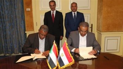 وزير الاتصالات يشهد توقيع بروتوكول تعاون بين البريد المصرى والسودانى