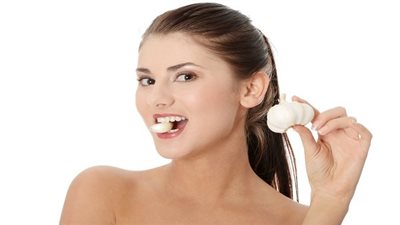 هل تقدر على فعلها؟.. إعرف فؤائد الثوم على الريق