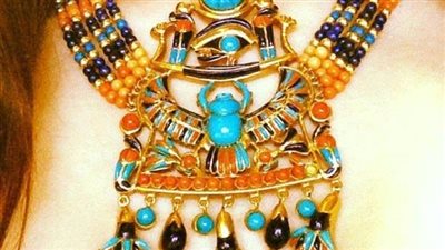 بالفيديو.. مصممة اكسسوارت تكشف احدث صيحات الحلي وأنواع الأحجار الكريمة وفوائدها