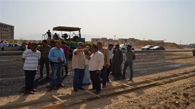  بالصور.. محافظ السويس يتفقد أعمال الرصف بطريق النفق والكباري الجديدة