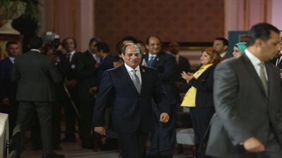 قص شريط مؤتمر الشباب بجامعة القاهرة.. الحضور 300 شخص.. 