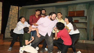 بالصور.. البروفات النهائية للعرض المسرحي 