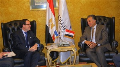 وزير النقل يستقبل السفير الفرنسي بالقاهرة لبحث سبل التعاون 