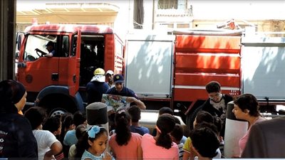 ضباط الحماية المدنية بالإسكندرية تعقد محاضرات للطلبة الدارسين بأحد المراكز الثقافية