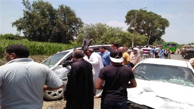 بالصور.. جنون السباق يؤدي الي تصادم سيارتان بطريق بني عبيد دقهلية